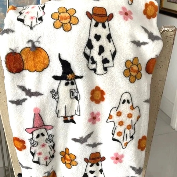 SALE 🔥 Happy Halloween White/Orange/Pink/Black "Ghosts” PlushThrow Blanket - Picture 4 of 4